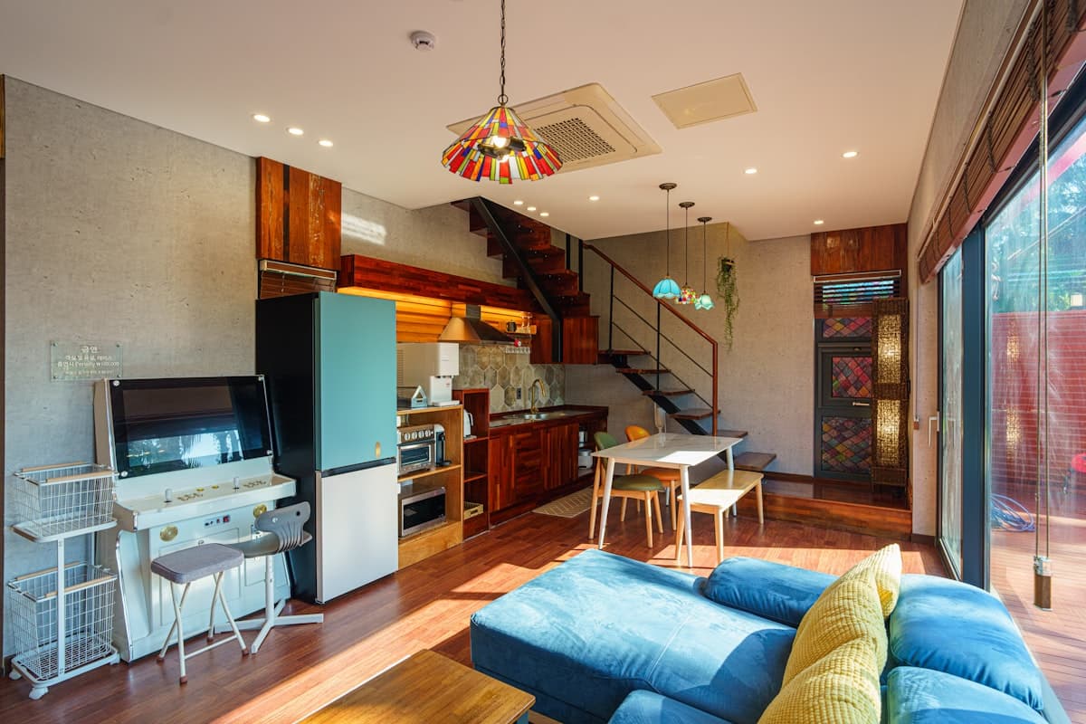 Interior de apartamento moderno con salón luminoso